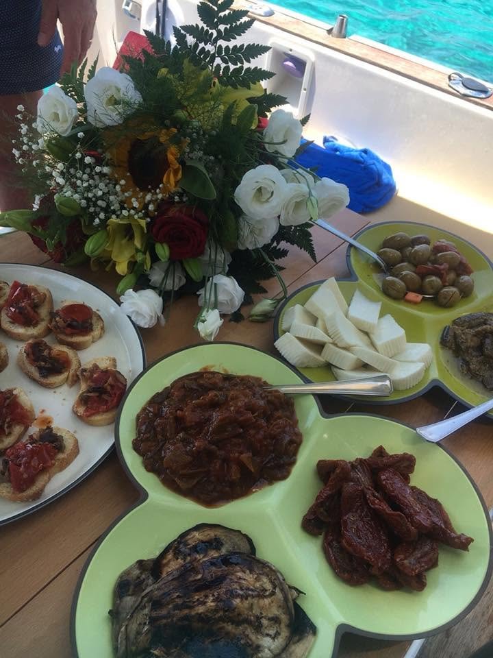Antipasti e degustazione durante il tour In Barca con Mapi