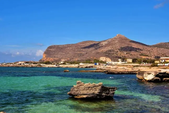Montagna di Santa Caterina vista dal mare a Favignana